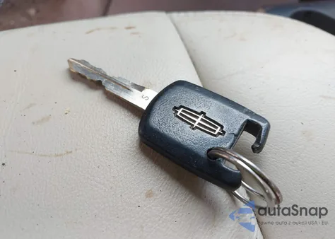 2003 Lincoln Town Car Executive from USA, damaged, VIN 1LNHM81W43Y676882